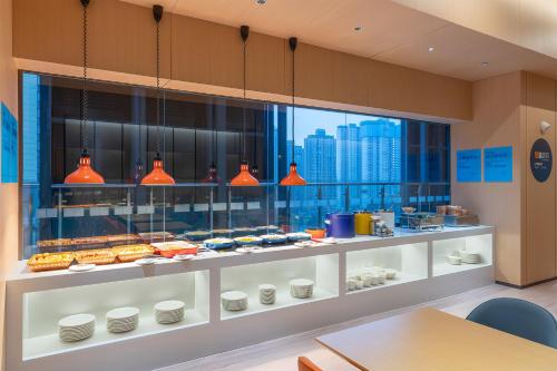 Food and beverages, Holiday Inn Express Changsha Yuhua By IHG in Yuhua Food and beverages, Holiday Inn Express Changsha Yuhua By IHG in Yuhua