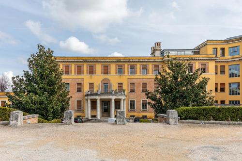 Porta Tufi Luxury Apartment with Private Parking!