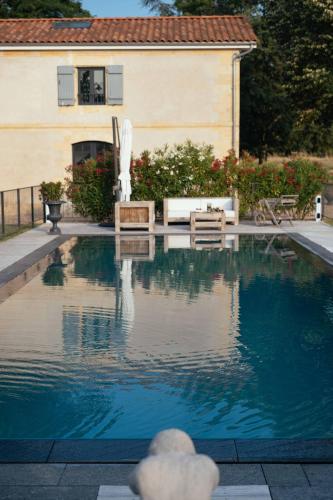 Swimming pool, Castle near Saint Emilion with services included in Coutras Swimming pool, Castle near Saint Emilion with services included in Coutras