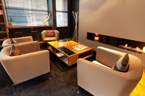 Shared lounge/TV area, Fred Hotel in 14th - Tour Montparnasse Shared lounge/TV area, Fred Hotel in 14th - Tour Montparnasse