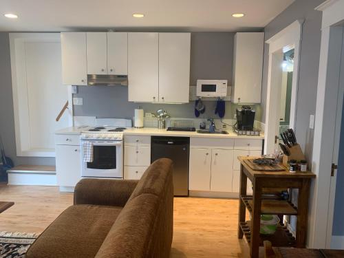 Kitchen, Sweetest Suite Downtown in Salmon Arm (BC) Kitchen, Sweetest Suite Downtown in Salmon Arm (BC)