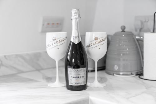Stylish 2 Bedroom Apartment - Balcony - Secure Parking - Top Rated - 5MC in Oldbury Stylish 2 Bedroom Apartment - Balcony - Secure Parking - Top Rated - 5MC in Oldbury