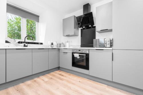Kitchen, Stylish 2 Bedroom Apartment - Balcony - Secure Parking - Top Rated - 5MC in Oldbury Kitchen, Stylish 2 Bedroom Apartment - Balcony - Secure Parking - Top Rated - 5MC in Oldbury
