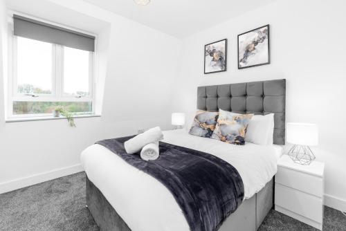 Bed, Stylish 2 Bedroom Apartment - Balcony - Secure Parking - Top Rated - 5MC in Oldbury Bed, Stylish 2 Bedroom Apartment - Balcony - Secure Parking - Top Rated - 5MC in Oldbury