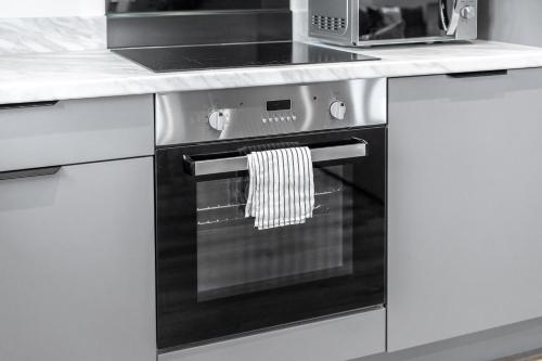 Kitchen, Stylish 2 Bedroom Apartment - Balcony - Secure Parking - Top Rated - 5MC in Oldbury Kitchen, Stylish 2 Bedroom Apartment - Balcony - Secure Parking - Top Rated - 5MC in Oldbury
