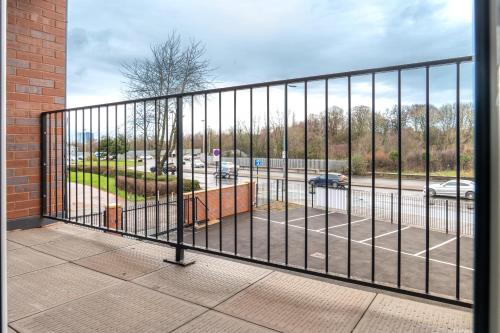 Balcony/terrace, Stylish 2 Bedroom Apartment - Balcony - Secure Parking - Top Rated - 5MC in Oldbury Balcony/terrace, Stylish 2 Bedroom Apartment - Balcony - Secure Parking - Top Rated - 5MC in Oldbury