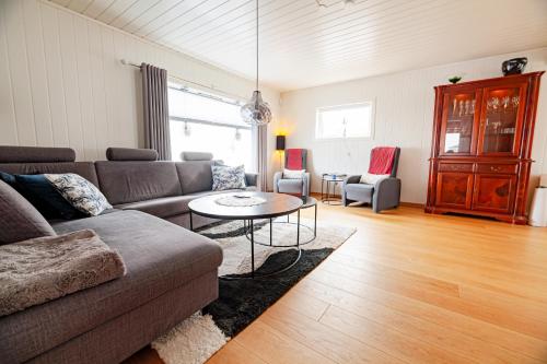 ห้องส่วนกลางสำหรับนั่งเล่น/ดูทีวี, Reine Mountain View Retreat in ไรเนอ ห้องส่วนกลางสำหรับนั่งเล่น/ดูทีวี, Reine Mountain View Retreat in ไรเนอ