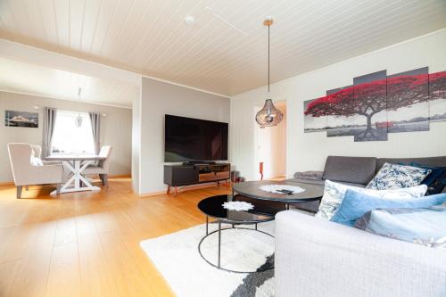 ห้องส่วนกลางสำหรับนั่งเล่น/ดูทีวี, Reine Mountain View Retreat in ไรเนอ ห้องส่วนกลางสำหรับนั่งเล่น/ดูทีวี, Reine Mountain View Retreat in ไรเนอ