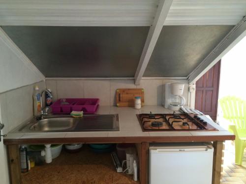 Kitchen, Lisoe Kaz appartement T3 - 1er etage grande terrasse in Le Moule Kitchen, Lisoe Kaz appartement T3 - 1er etage grande terrasse in Le Moule