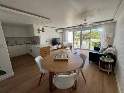 Pelican Cove Apartments in Biggera Waters Pelican Cove Apartments in Biggera Waters