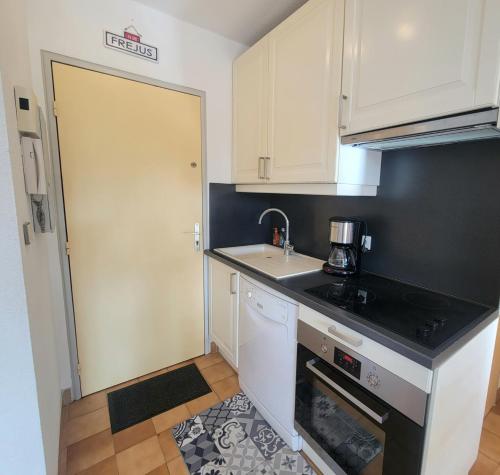 Cosy family cocoon with beautiful loggia in Frejus City Center Cosy family cocoon with beautiful loggia in Frejus City Center