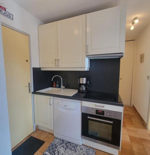 Cosy family cocoon with beautiful loggia in Frejus City Center Cosy family cocoon with beautiful loggia in Frejus City Center