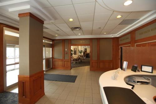 Lobby, St. Albert Inn & Suites in Saint Albert (AB) Lobby, St. Albert Inn & Suites in Saint Albert (AB)