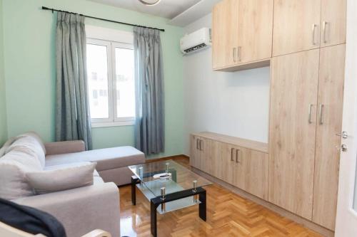 Modern Greek Living 1 Bd Apt in Dafni Athens - image 3