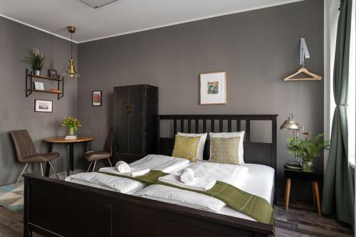 Sleek Studio by City Center by HM