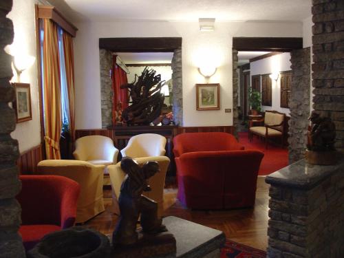 Shared lounge/TV area, Hotel Dei Camosci in Courmayeur Shared lounge/TV area, Hotel Dei Camosci in Courmayeur