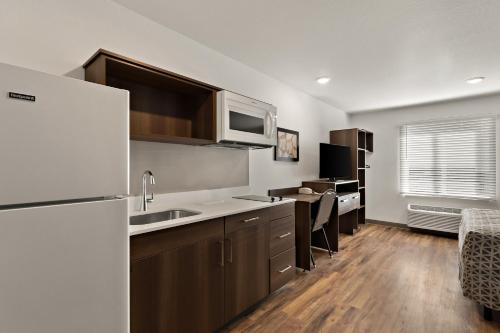 Kitchen, WoodSpring Suites Fort Collins in Fort Collins (CO) Kitchen, WoodSpring Suites Fort Collins in Fort Collins (CO)