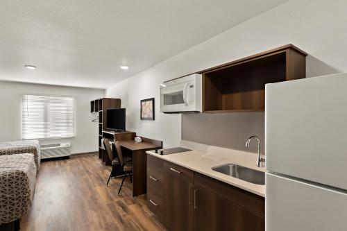 Kitchen, WoodSpring Suites Fort Collins in Fort Collins (CO) Kitchen, WoodSpring Suites Fort Collins in Fort Collins (CO)
