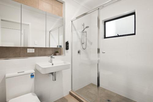 Badkamer, Clare St Apartments by Urban Rest in Port Adelaide Badkamer, Clare St Apartments by Urban Rest in Port Adelaide