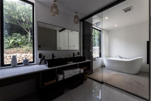 Bathroom, CLASS THE FIRST in Aragusuku Beach Bathroom, CLASS THE FIRST in Aragusuku Beach