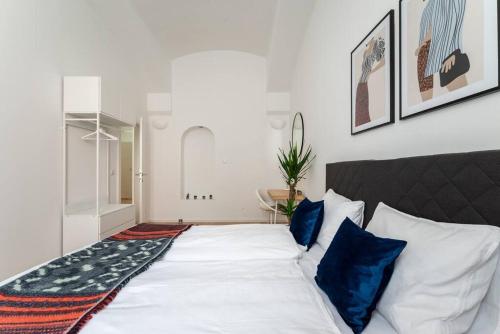 Family 2BR Oasis Steps from City by HM