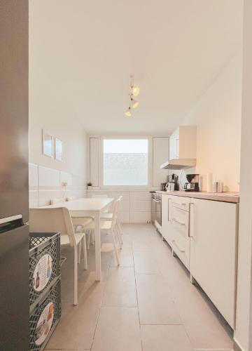 keuken, Home4Now DOR01 Komfortable Monteursunterkunft in Dormagen (Home4Now DOR01 Monteursunterkunft in Dormagen I 3 Schlafzimmer fur 6 Personen I Kuche I SmartTV I Wi) in Dormagen keuken, Home4Now DOR01 Komfortable Monteursunterkunft in Dormagen (Home4Now DOR01 Monteursunterkunft in Dormagen I 3 Schlafzimmer fur 6 Personen I Kuche I SmartTV I Wi) in Dormagen