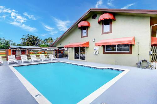 Tropical Oasis 6BR and 4BA Villa Near Beach