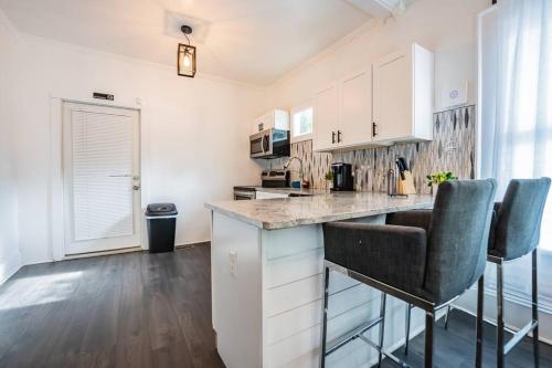 Humble Bungalow 3 Miles DT in Pittsburgh Humble Bungalow 3 Miles DT in Pittsburgh