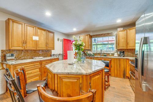 Oasis with Grill and Pool about 16 Mi to Orlando! in แอปอปก้า Oasis with Grill and Pool about 16 Mi to Orlando! in แอปอปก้า