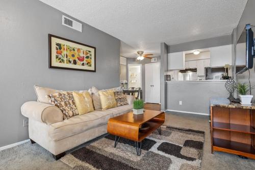 Urban One Bedroom Apartment with Wifi in Lake Highlands Urban One Bedroom Apartment with Wifi in Lake Highlands
