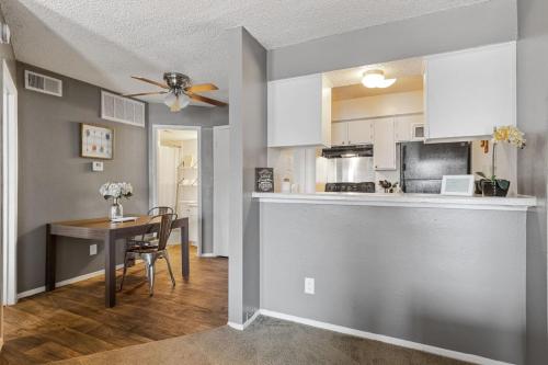 Urban One Bedroom Apartment with Wifi in Lake Highlands Urban One Bedroom Apartment with Wifi in Lake Highlands