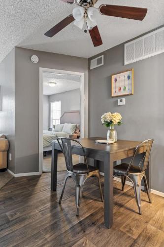 Urban One Bedroom Apartment with Wifi in Lake Highlands Urban One Bedroom Apartment with Wifi in Lake Highlands