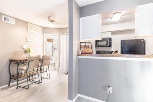 Charming Corporate Apartment in DFW in Lake Highlands Charming Corporate Apartment in DFW in Lake Highlands