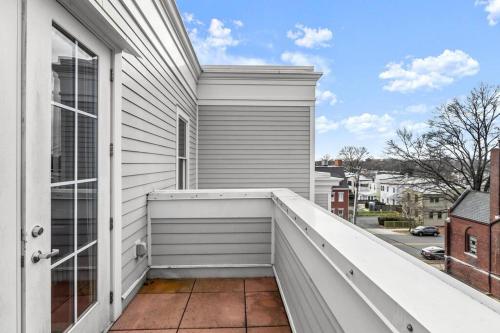 King Bed An Alluringly Cozy Suite Xcape near Alexandria Archaeology Museum King Bed An Alluringly Cozy Suite Xcape near Alexandria Archaeology Museum