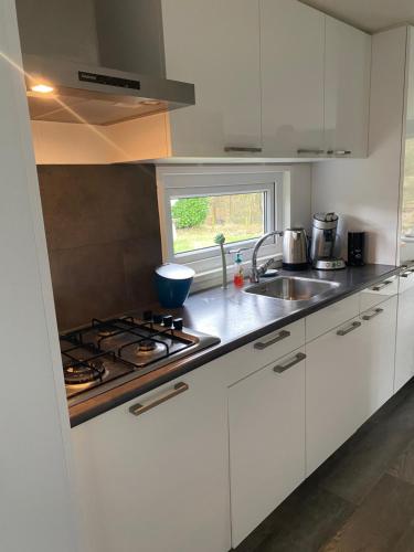 Cocina, Chalet de Bosrand 404, unieke rustige plek met veel privacy aan de bosrand van vakantiepark op de Ve in Beekbergen Cocina, Chalet de Bosrand 404, unieke rustige plek met veel privacy aan de bosrand van vakantiepark op de Ve in Beekbergen