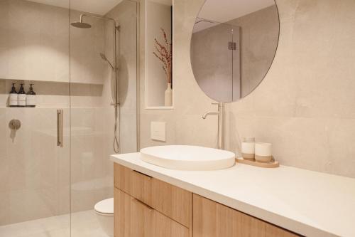 Bathroom, Urban oasis with sauna in Suburb Bathroom, Urban oasis with sauna in Suburb