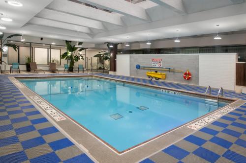 Swimming pool, Crowne Plaza Kitchener-Waterloo By IHG in Kitchener (ON) Swimming pool, Crowne Plaza Kitchener-Waterloo By IHG in Kitchener (ON)