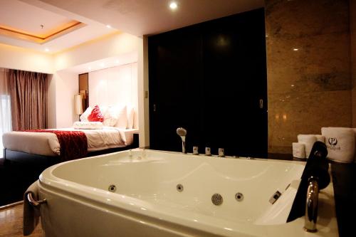 Bathroom, The Penthouse Hotel in Angeles / Clark Bathroom, The Penthouse Hotel in Angeles / Clark