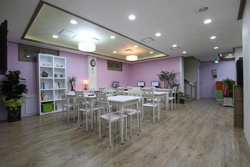 Shared lounge/TV area, Gyeongju Guesthouse Friend in Gyeongju-si Shared lounge/TV area, Gyeongju Guesthouse Friend in Gyeongju-si
