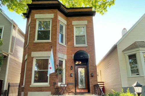 Irving Park updated vintage top unit 2-flat in Ravenswood Gardens Irving Park updated vintage top unit 2-flat in Ravenswood Gardens