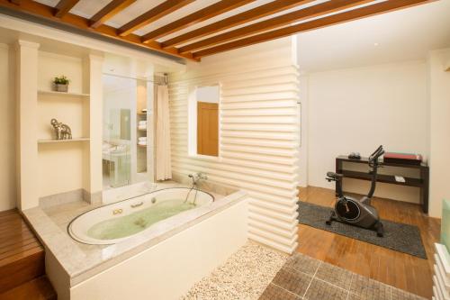 Hot tub, Aryaduta Palembang in Palembang Hot tub, Aryaduta Palembang in Palembang