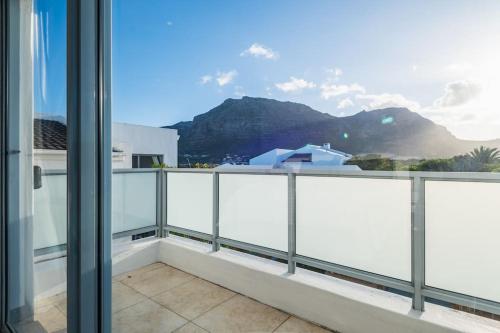 Near Beach Pool Mountain Views On Canal