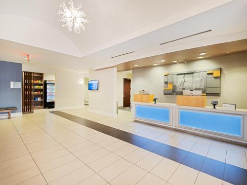 Lobby, Holiday Inn Express Hotel & Suites Ft. Lauderdale-Plantation in Plantation Lobby, Holiday Inn Express Hotel & Suites Ft. Lauderdale-Plantation in Plantation