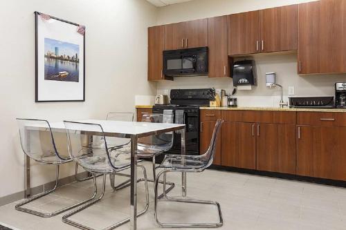 Temple Place Suites 2+3 in مركز مدينة بوسطن Temple Place Suites 2+3 in مركز مدينة بوسطن