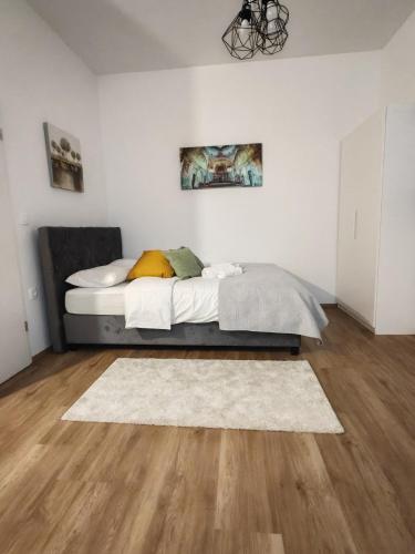 YELLOW APARTMENT WITH FREE PARKING