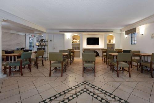 Đồ ăn và thức uống, La Quinta Inn by Wyndham Pensacola in Pensacola (FL) Đồ ăn và thức uống, La Quinta Inn by Wyndham Pensacola in Pensacola (FL)