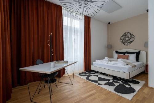 Artful 1BR Suite, City Nearby by HM