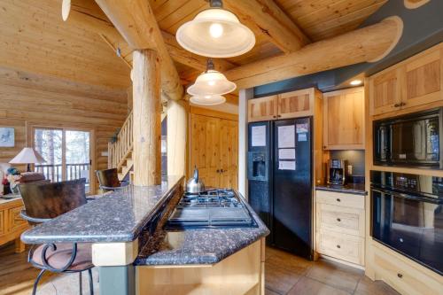 Rustic Cabin with Hot Tub and Deck in Breckenridge in Блу ривър Rustic Cabin with Hot Tub and Deck in Breckenridge in Блу ривър