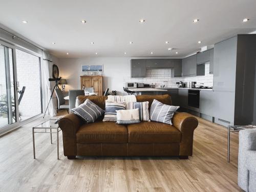 Shared lounge/TV area, 25 Breakwaters - Pet friendly in Sandown North Shared lounge/TV area, 25 Breakwaters - Pet friendly in Sandown North
