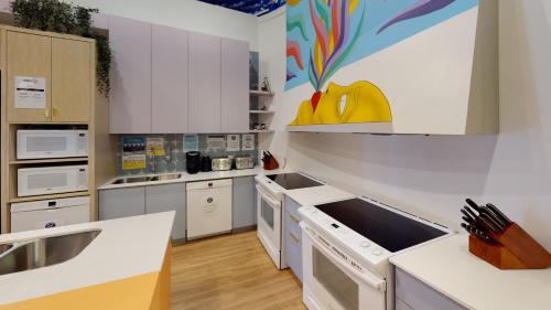 Konyha, Auberge Jeunesse QBEDS Hostel near FortificationsQuebec Nemzeti Történelmi Park Konyha, Auberge Jeunesse QBEDS Hostel near FortificationsQuebec Nemzeti Történelmi Park